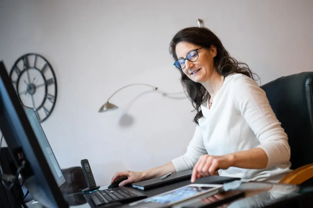 Roswitha am Schreibtisch